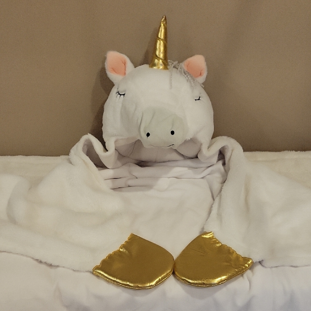 Pillowfort Unicorn Hooded Blanket - White and Gold